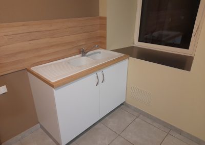 Cuisine - Locatif - Façades Blanche - Plan de travail Chêne des landes - Crédence Chêne des landes - Appuie de fenêtre Alu brossé