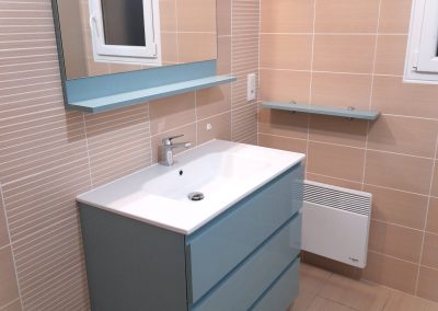 Salle de bain - Façades Aigue Marine brillant - Plan vasque céramique - Miroir Etagère