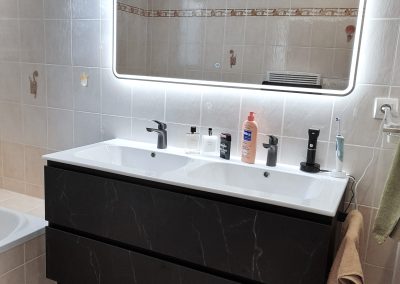 Salle de bain - Façades Marbre noir mat - Plan double vasque céramique - Miroir Led Fantasio