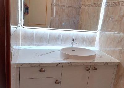 Salle de bain - Façades blanche - Plan stratifié Marbre - Miroir Led Fantasio