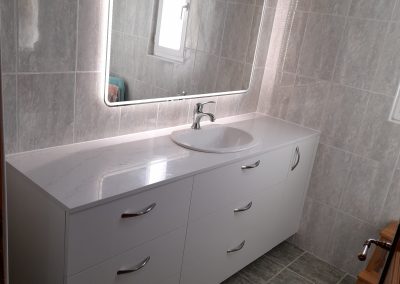 Salle de bain - Façades blanc décor frêne - Plan Silestone - Miroir Led Fantasio